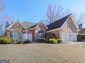 view of front of property featuring a garage and a front yard