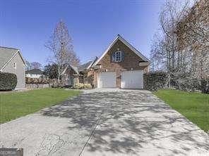 front facade featuring a front lawn