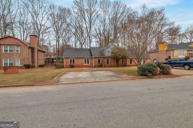 view of front of home featuring a front yard