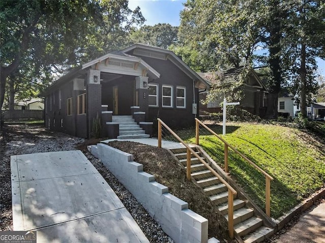 bungalow featuring a front yard