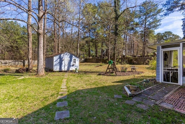 view of yard featuring a shed