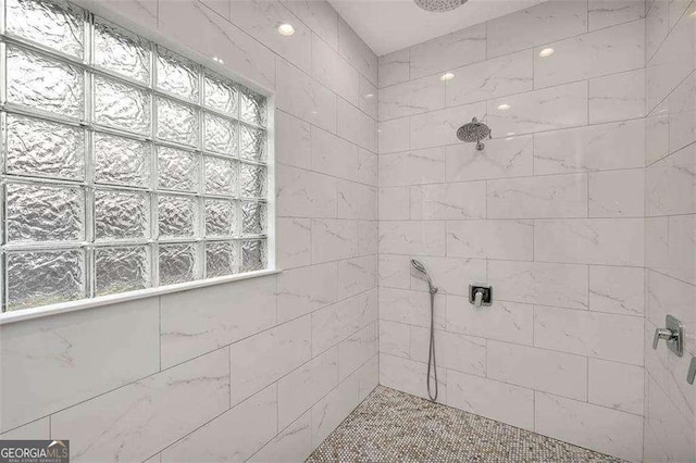 bathroom featuring a tile shower