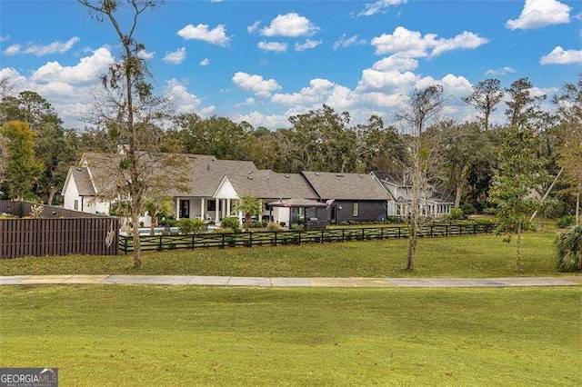 view of front of home featuring a front yard