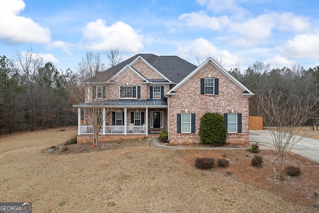 view of front facade featuring a porch and a front lawn