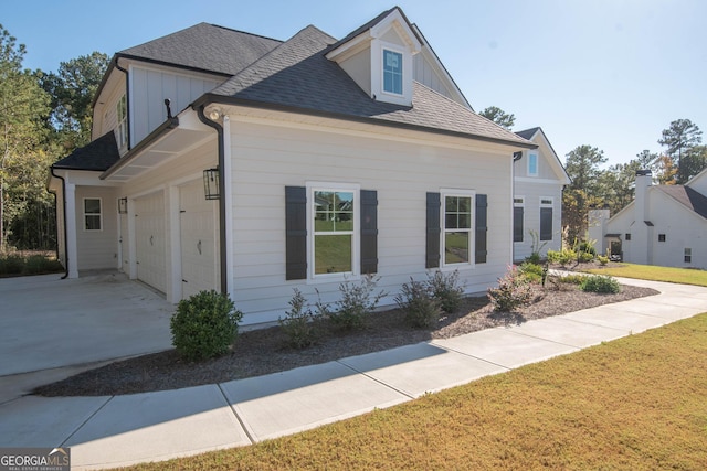 view of front of home featuring a garage and a front yard