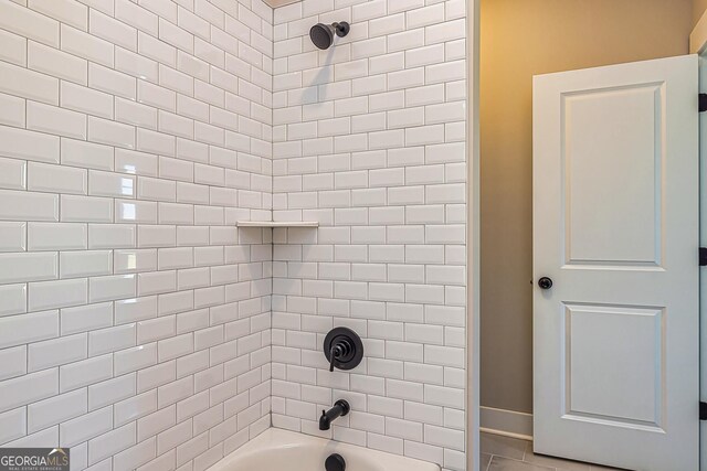 bathroom featuring tiled shower / bath combo