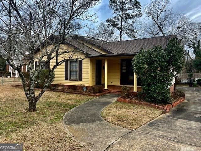 view of front of property with a front yard