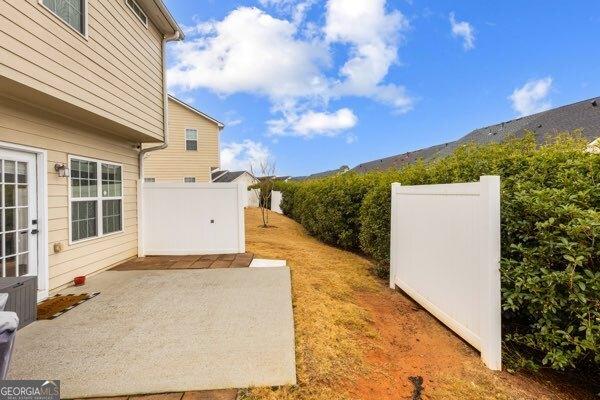 view of yard with a patio area