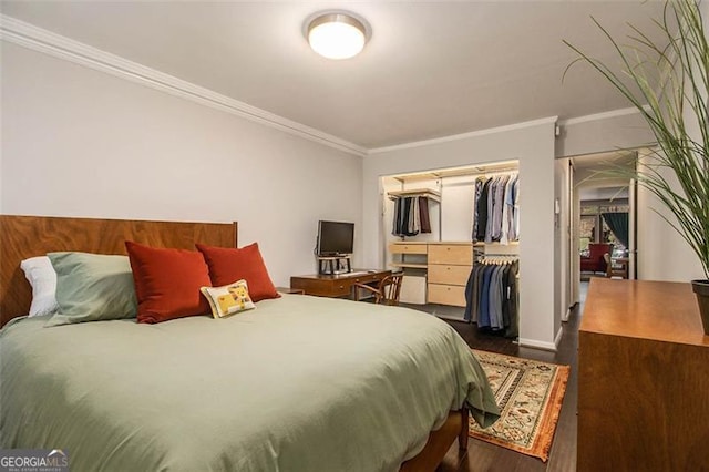 bedroom with crown molding, dark hardwood / wood-style flooring, and a closet