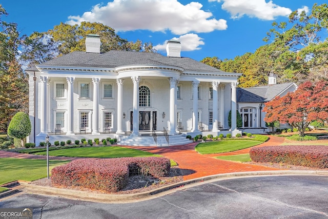 view of front facade featuring a front lawn