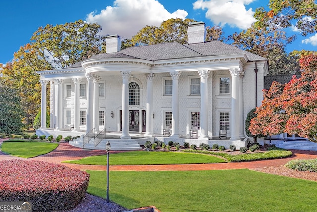 view of front of house featuring a front lawn