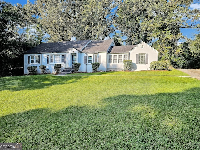 single story home featuring a front yard