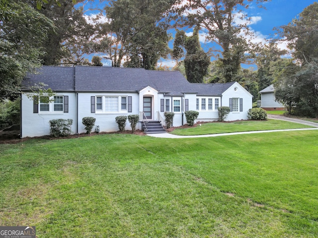 ranch-style house featuring a front yard