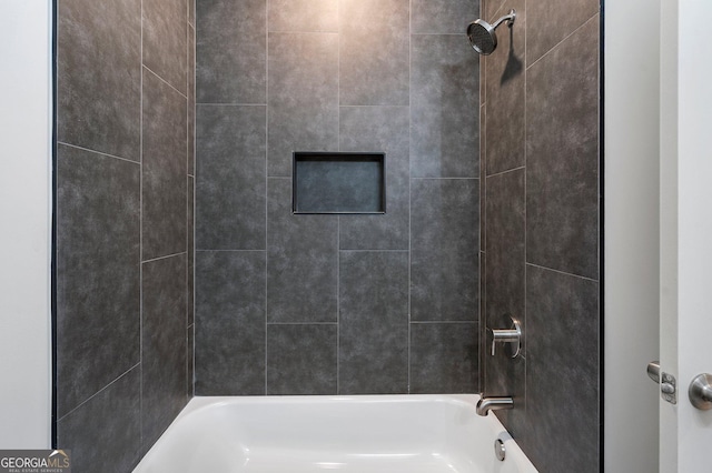 bathroom with tiled shower / bath