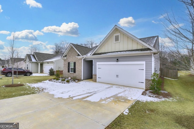 view of front facade featuring a garage and a front yard