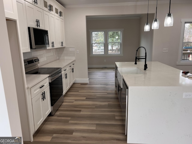 kitchen with tasteful backsplash, electric stove, crown molding, and dark wood-style floors