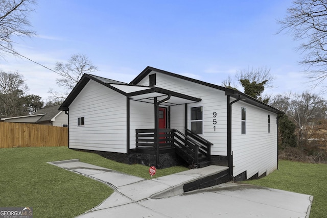 view of front facade featuring a front lawn