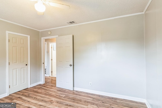 unfurnished room with ceiling fan, crown molding, light hardwood / wood-style flooring, and a textured ceiling