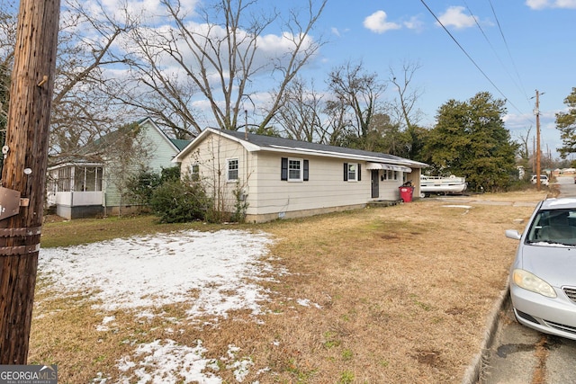 view of front of home with a front lawn