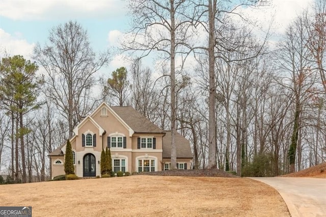 view of front facade featuring a front lawn