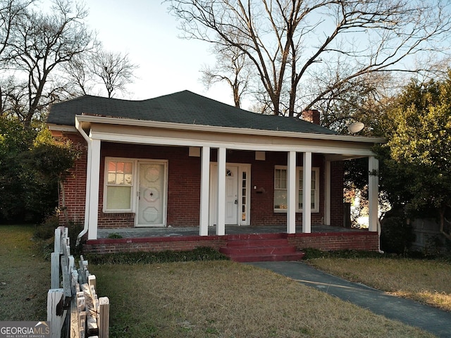 view of front of property featuring a front lawn and covered porch