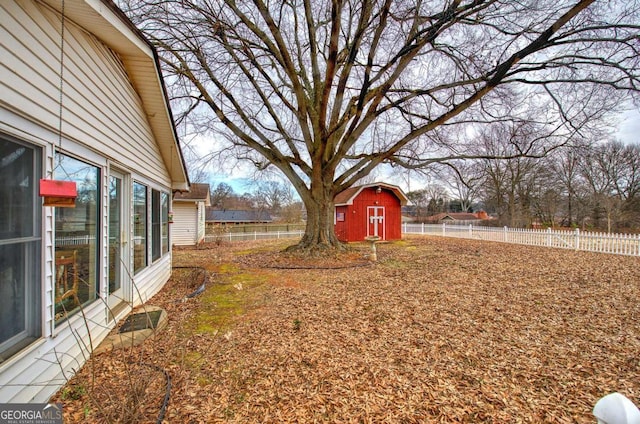 view of yard featuring a shed