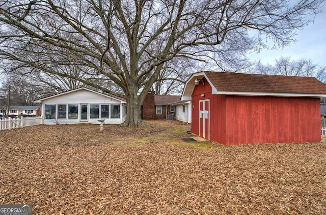 view of yard featuring an outbuilding