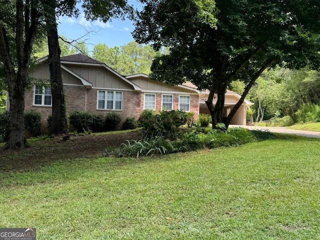 view of front of house featuring a front yard