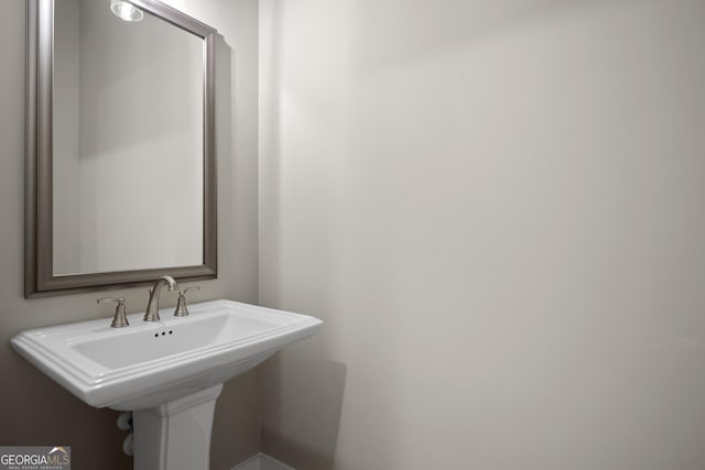 bathroom featuring a sink