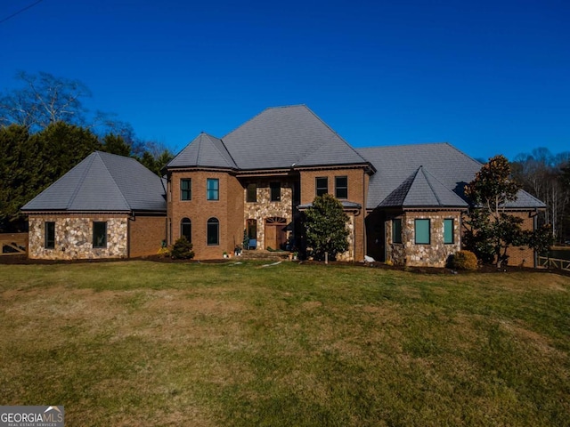 view of front of home featuring a front yard