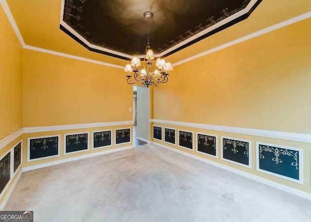 carpeted empty room with crown molding, a tray ceiling, and an inviting chandelier