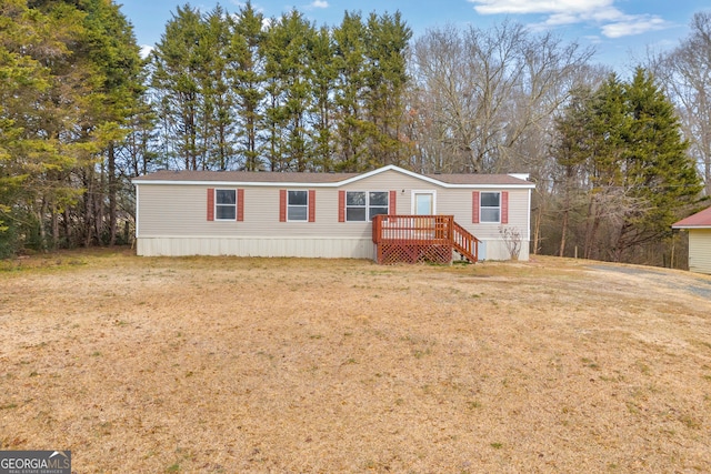 manufactured / mobile home featuring a front yard