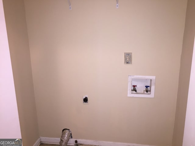 clothes washing area with washer hookup and hookup for an electric dryer