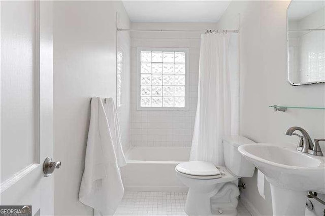 full bathroom featuring sink, shower / tub combo, and toilet