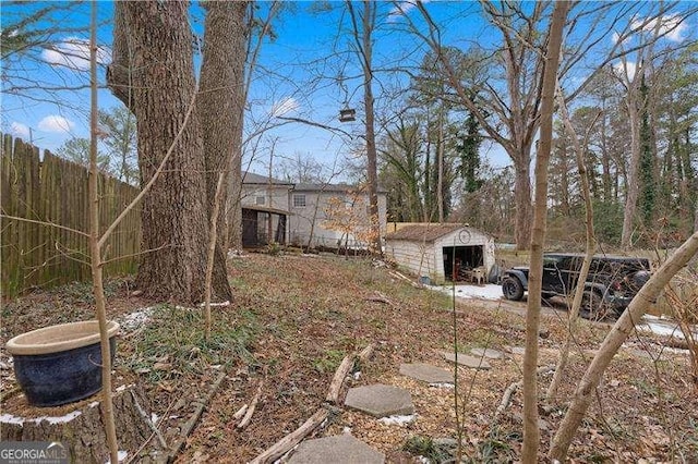 view of yard featuring an outdoor structure