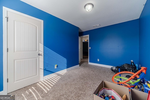 recreation room featuring carpet