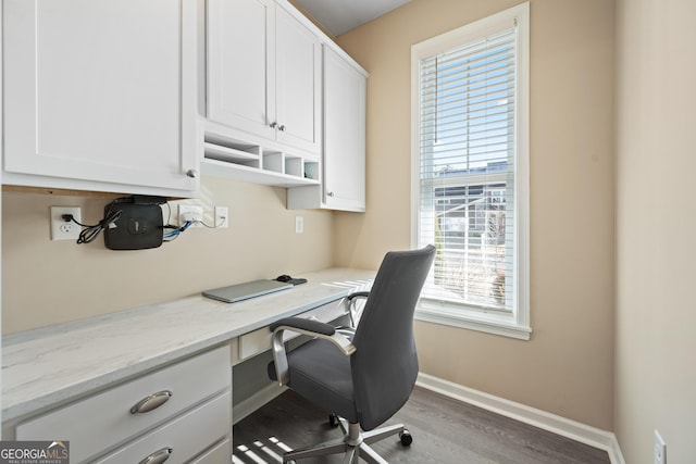 office area with wood-type flooring and built in desk