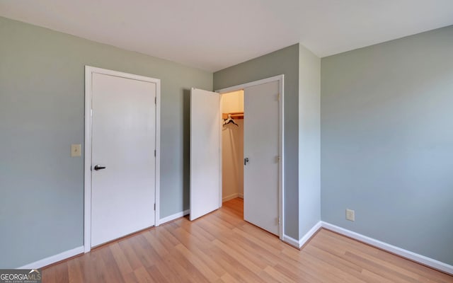 unfurnished bedroom featuring light hardwood / wood-style floors and a closet