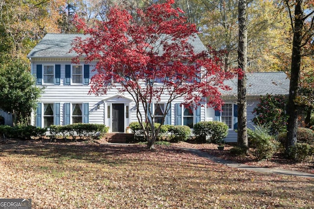 colonial home featuring a front yard