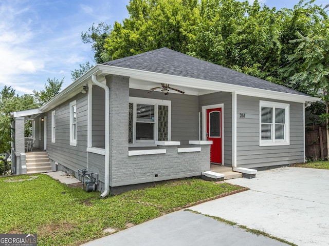 view of front of home with ceiling fan and a front lawn