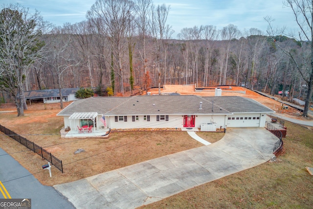 view of front facade featuring a garage and a front yard