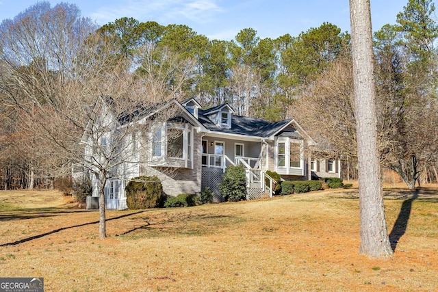 view of front facade featuring a front yard and covered porch