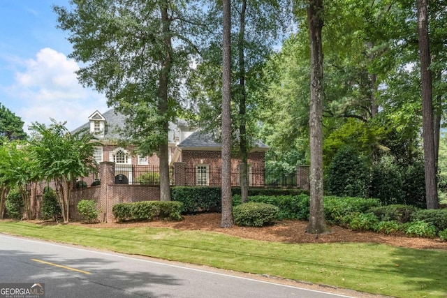 view of front of home featuring a front lawn