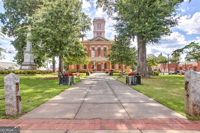 view of front of home featuring a front lawn