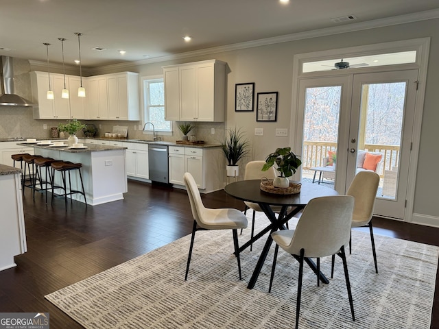 dining room with dark wood-style floors, ornamental molding, visible vents, and recessed lighting