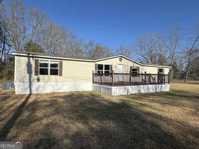 view of front of home featuring a front lawn