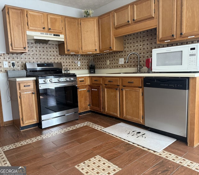 kitchen with tasteful backsplash, stainless steel appliances, dark hardwood / wood-style floors, and sink