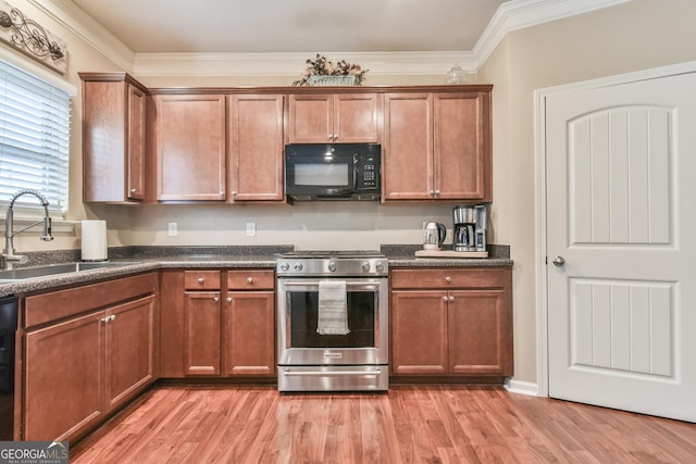 kitchen featuring ornamental molding, sink, light hardwood / wood-style floors, and black appliances