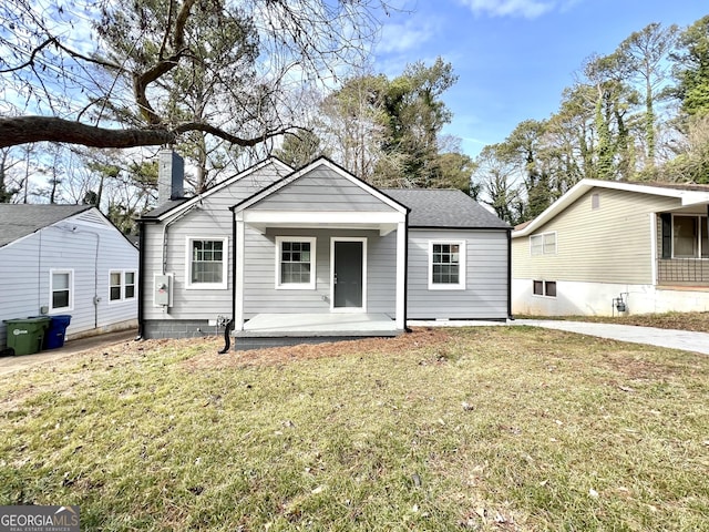 view of front of property with covered porch and a front lawn