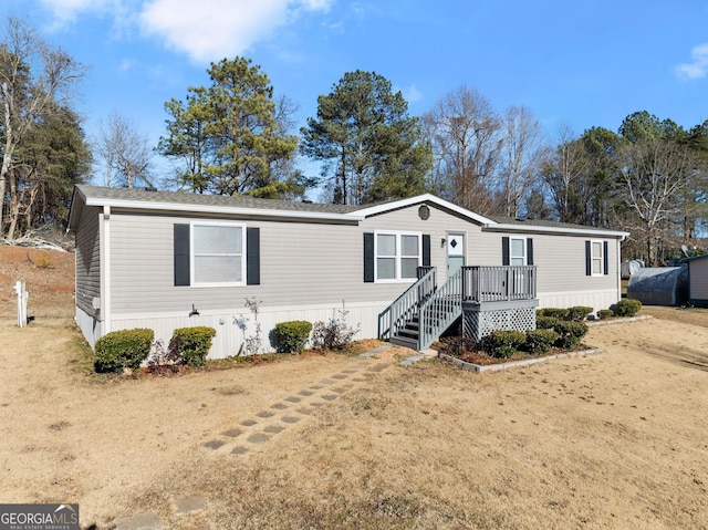 manufactured / mobile home featuring a front lawn